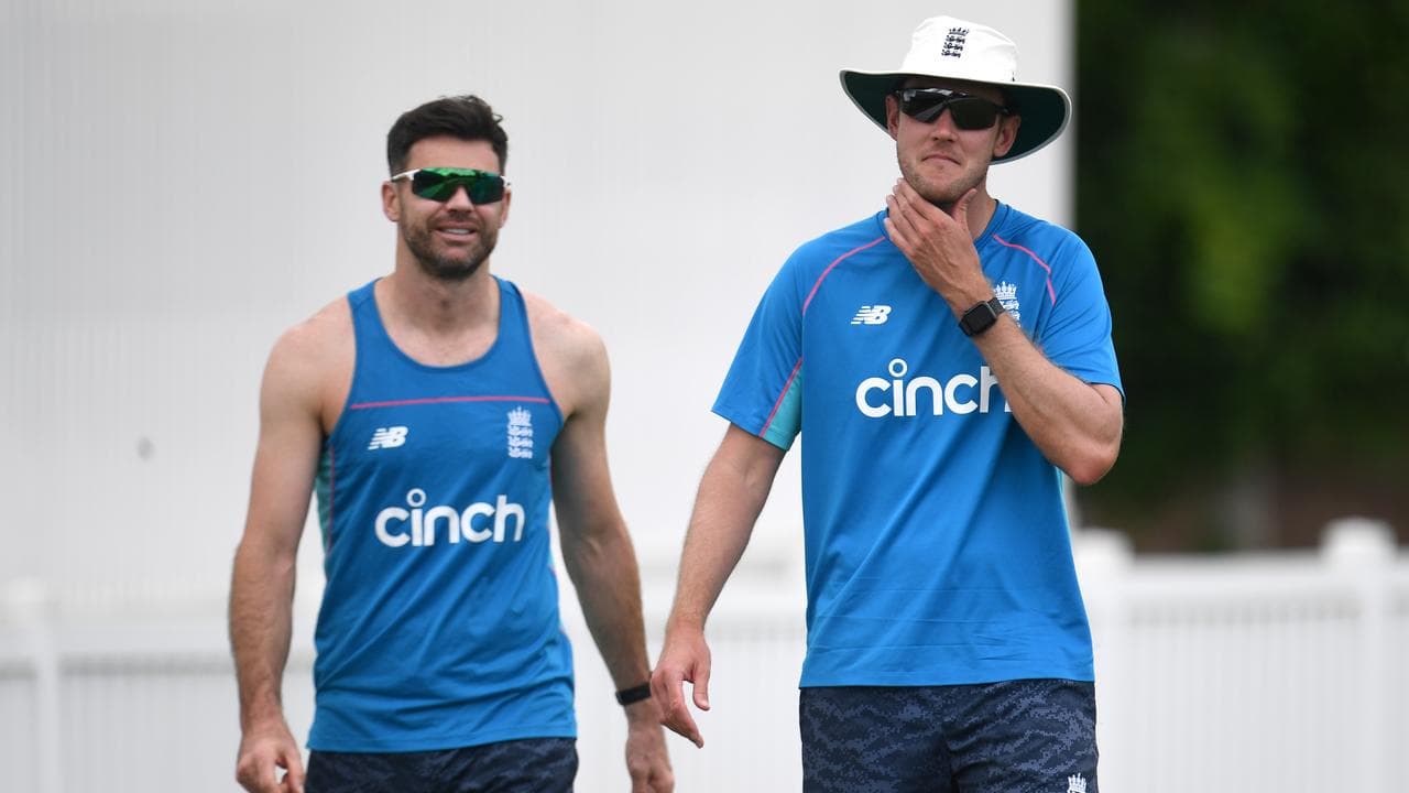 (L-R) James Anderson and Stuart Broad.