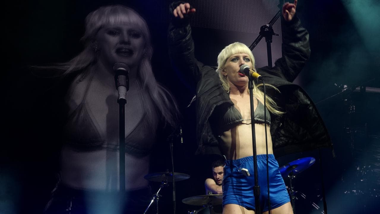 Amyl and the Sniffers playing in 2021