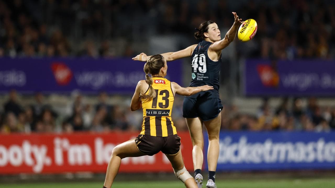 Aine McDonagh of Hawthorn and Madeline Hendrie