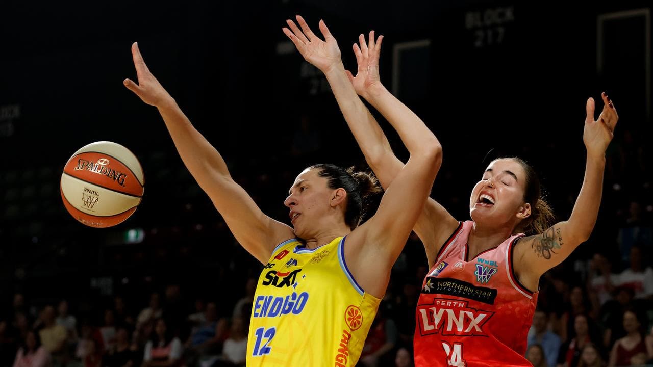 Bendigo's Marianna Tolo and Perth's Anneli Maley.