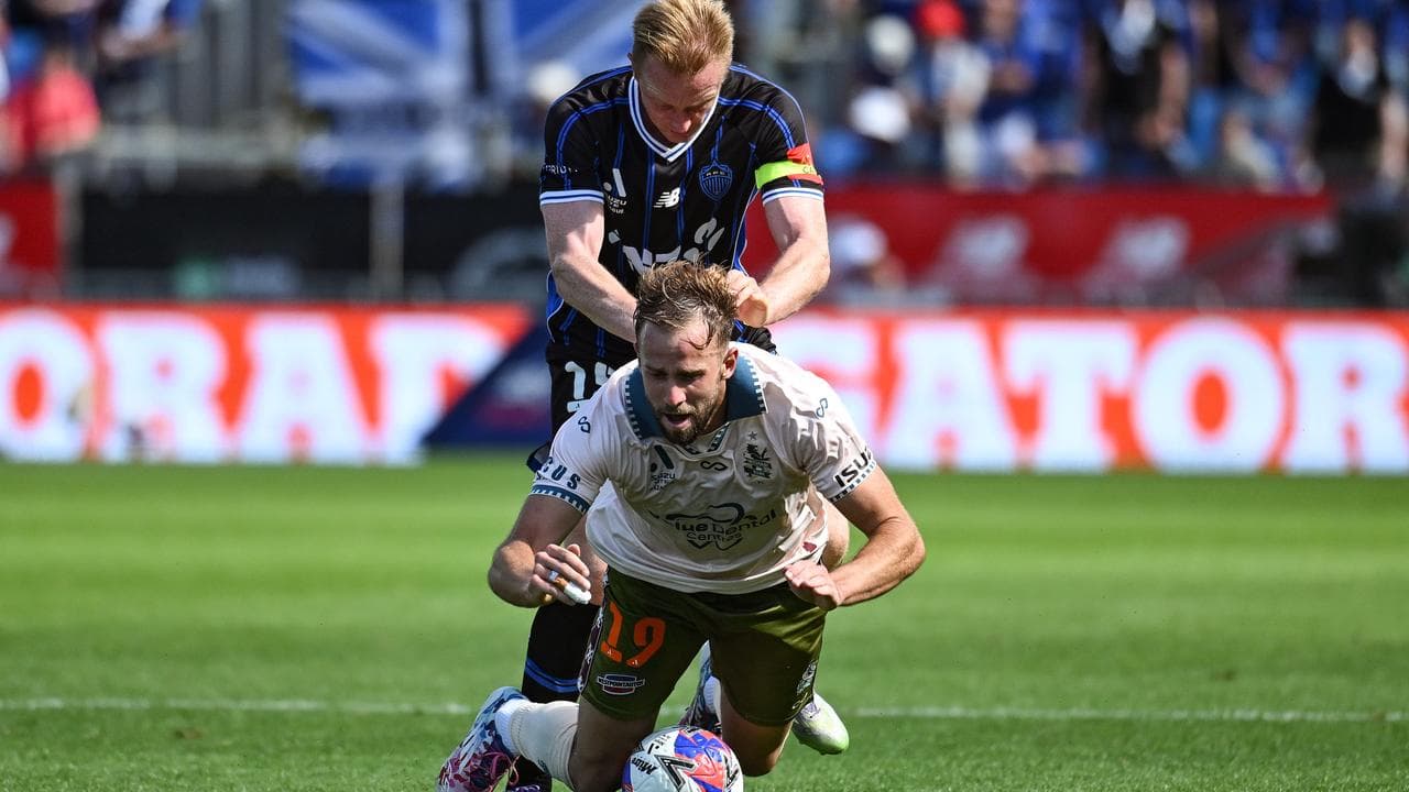 Auckland's Francis de Vries (top) and Brisbane's Michael Ruhs.