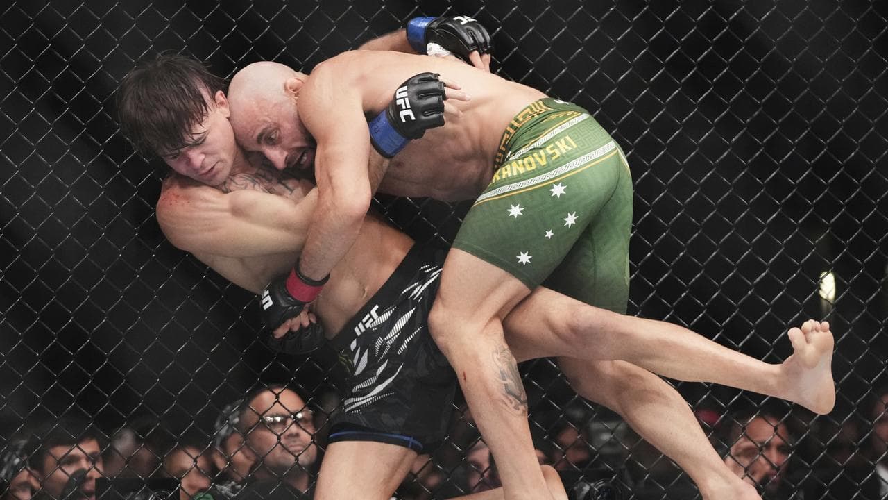 Australia's Alexander Volkanovski was all over Diego Lopes