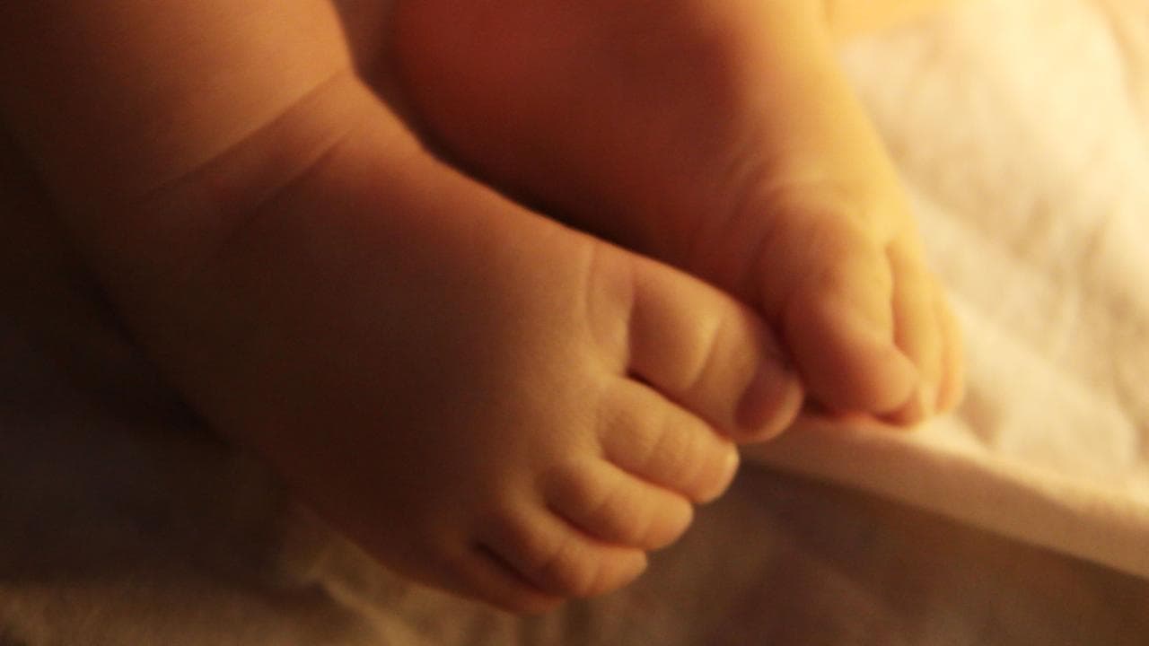 Baby feet (file)