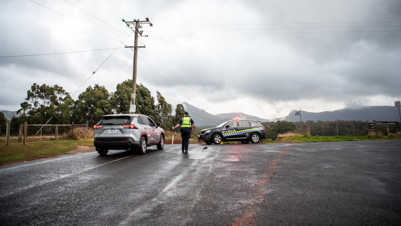 Police vehicles block traffic (file)