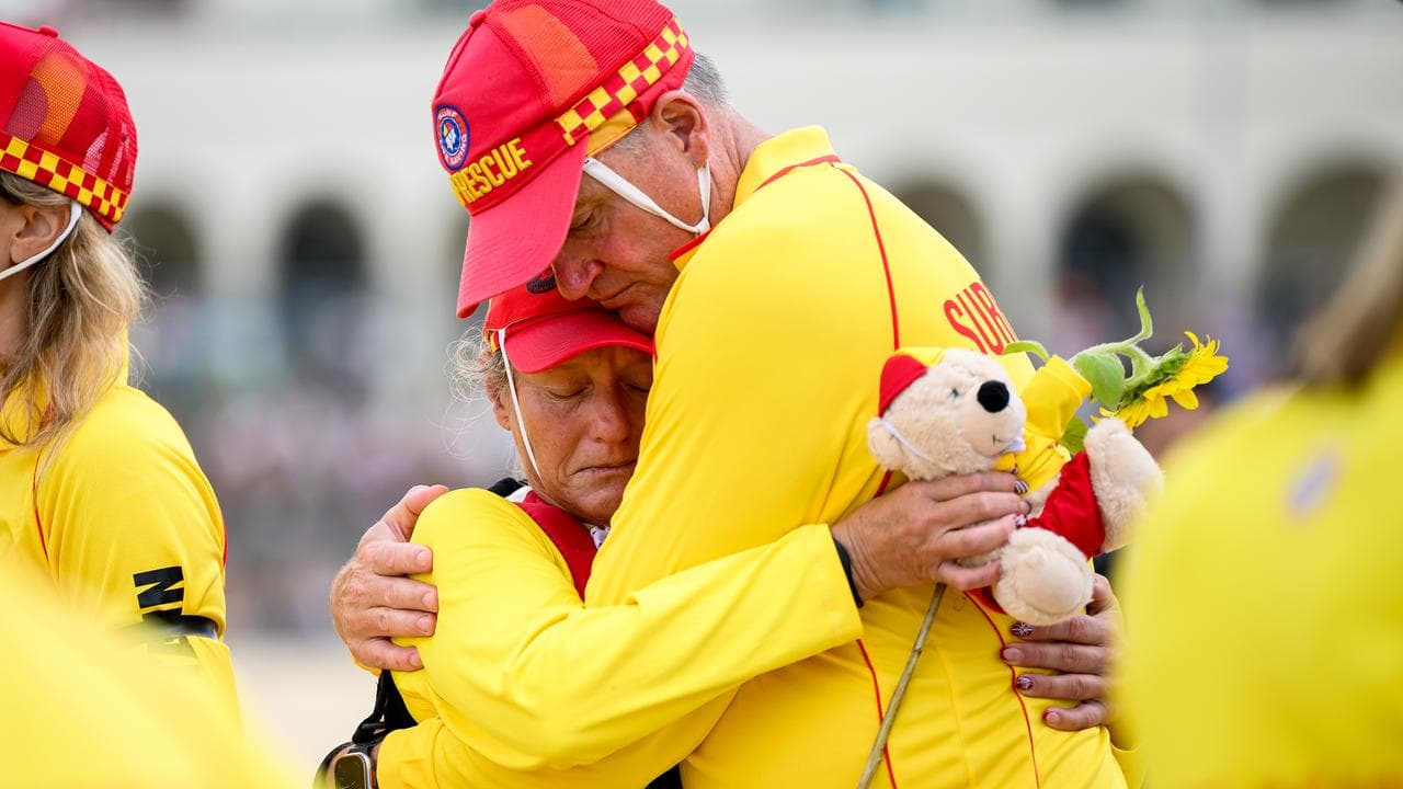 Bondi Lifesavers gather to observe 3 minutes of silence