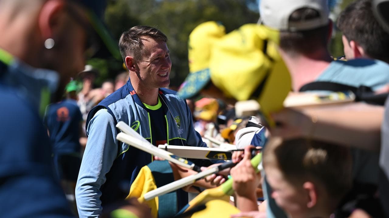 Australia's cricketers returned to the MCG to sign autographs.