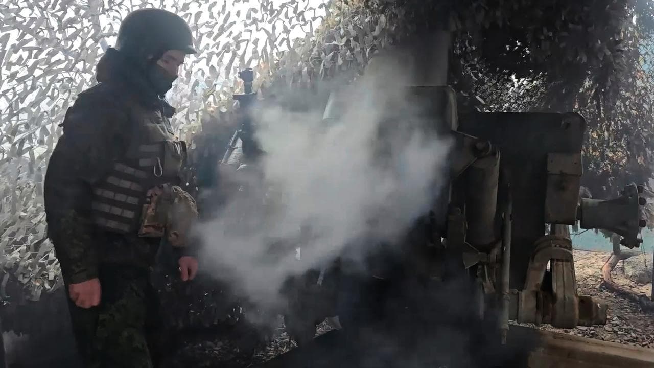 Russian soldier fires a howitzer towards Ukrainian positions