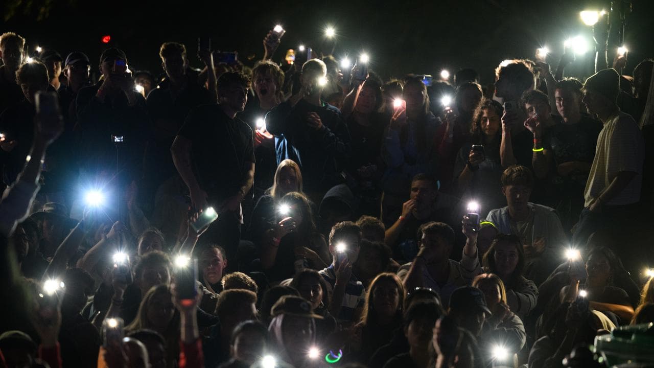 Spectators shine light from their phones in tribute to Bondi victims 