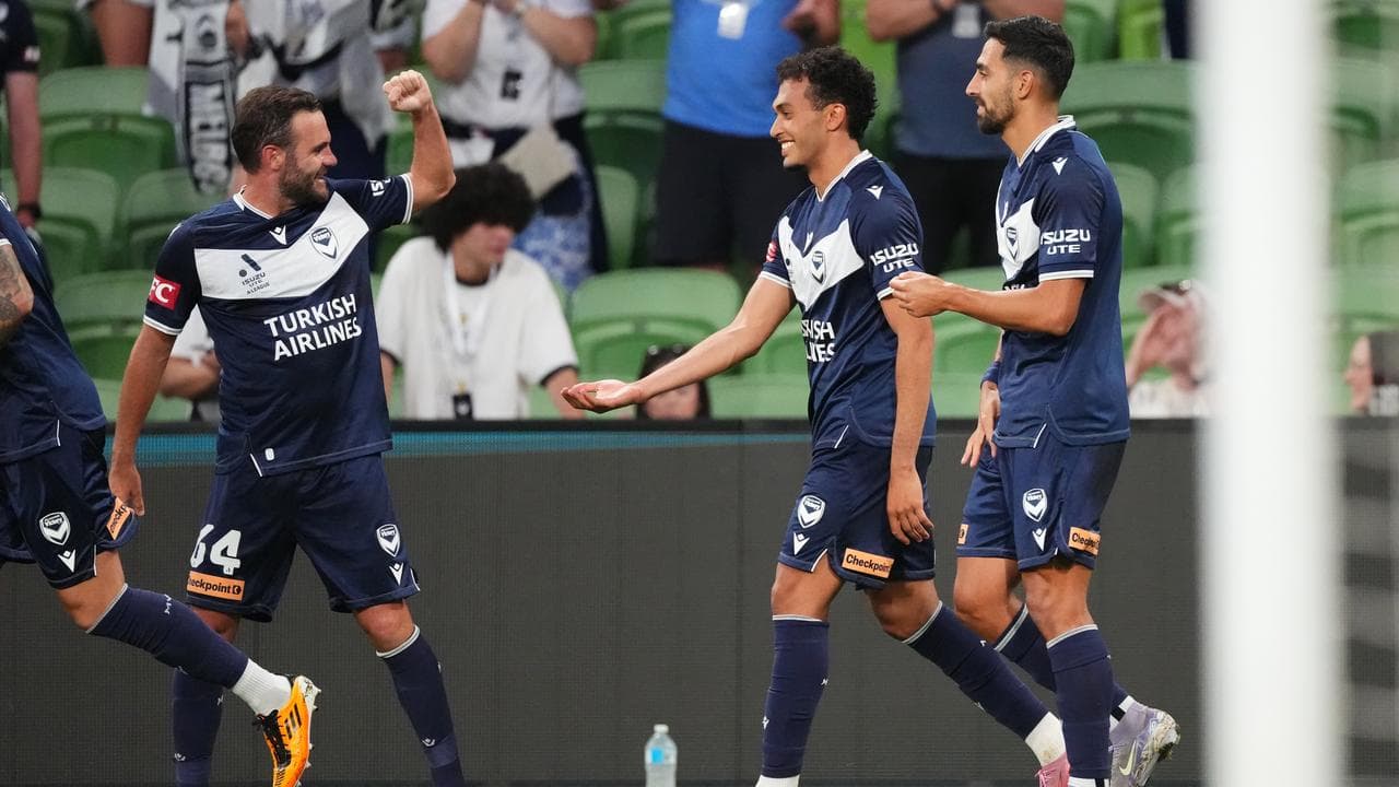 Juan Mata set up Nishan Velupillay (centre)