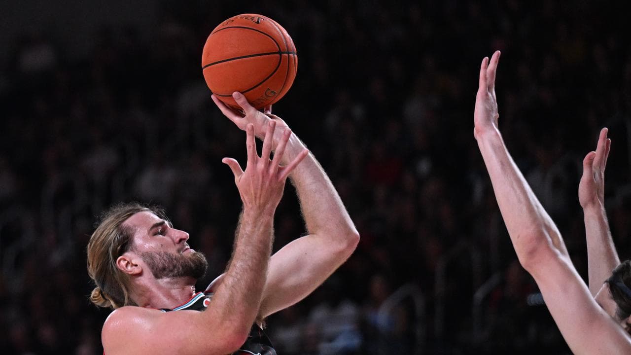 Sam Froling of the Hawks.