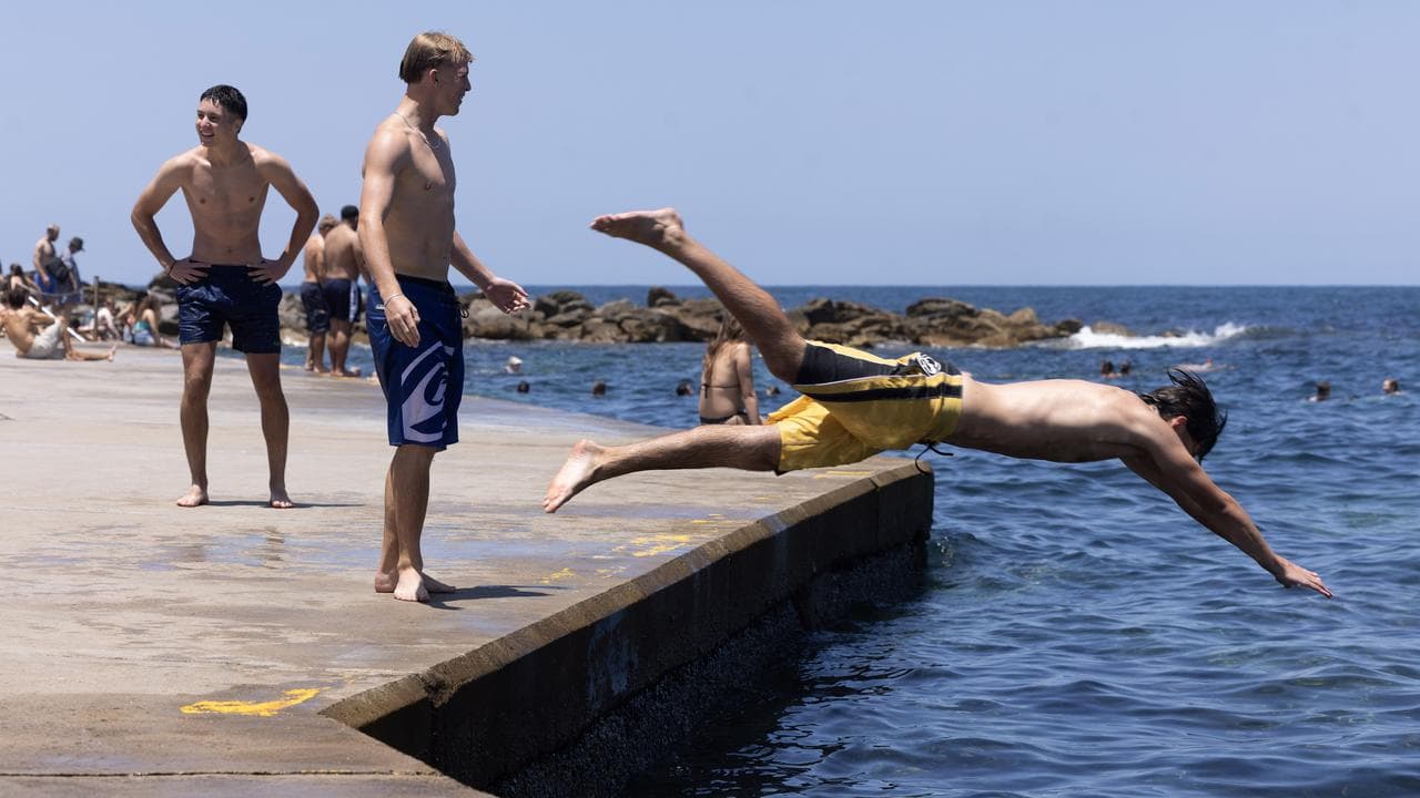 People flock to Clovelly Beach to cool off in Sydney, NSW