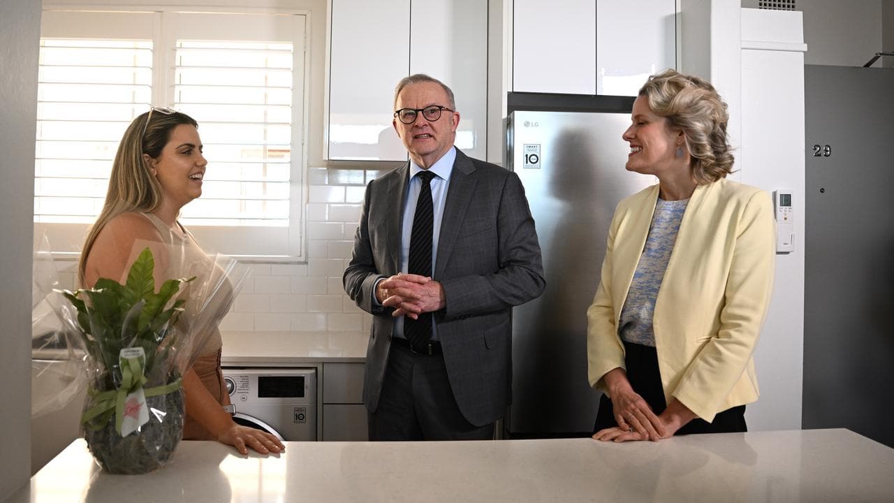 Anthony Albanese and Clare O’Neil visit a home owner (file image)