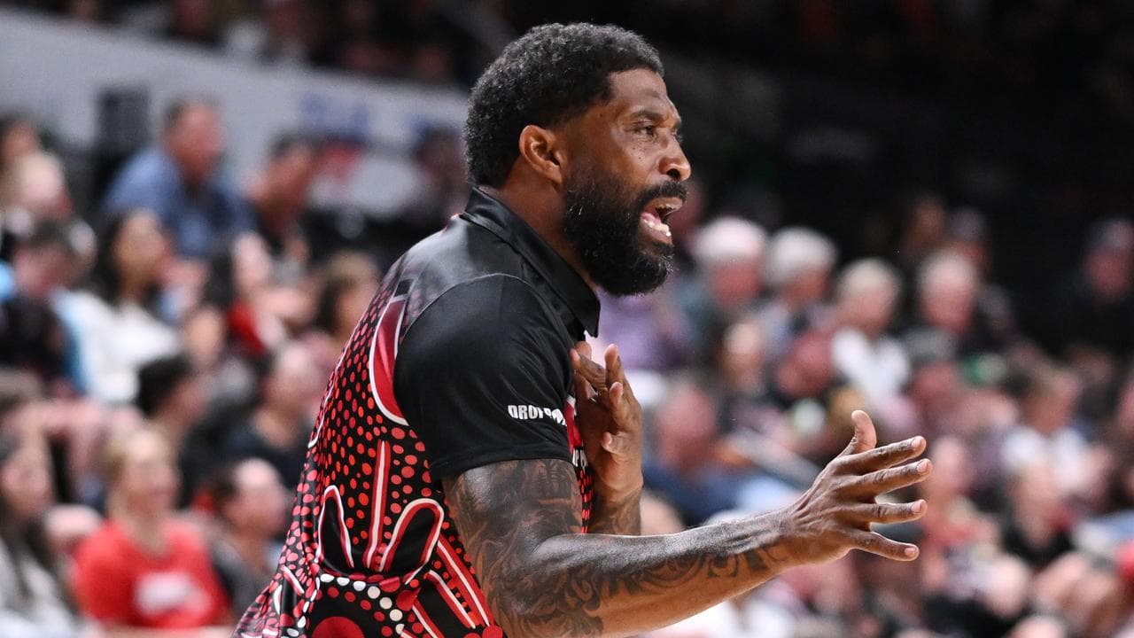 Illawarra coach Justin Tatum yells instructions from the sidelines.