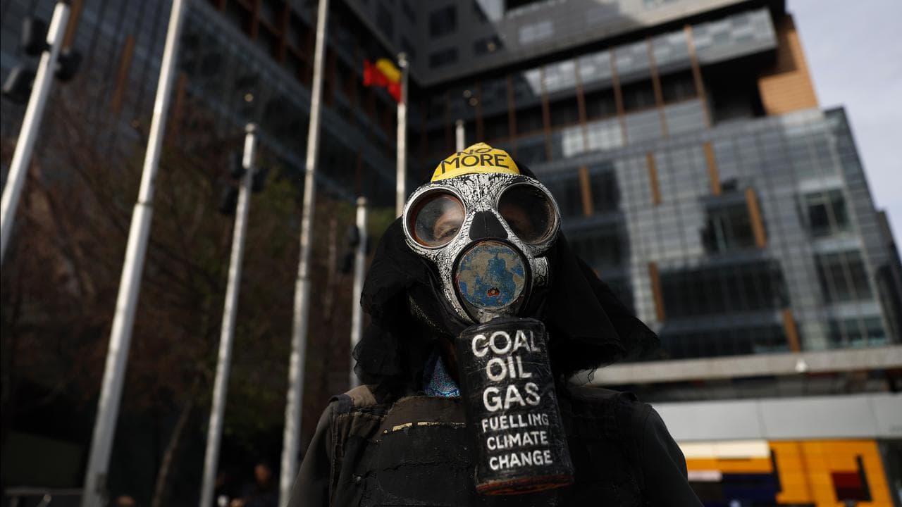 Federal Court litigant Benny Zable in a gas mask (file)