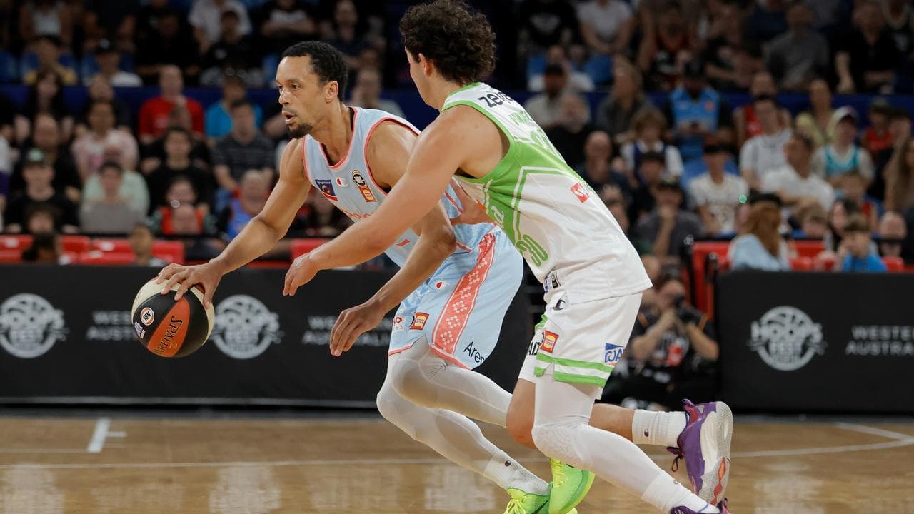 John Jenkins drives past South East Melbourne's Owen Foxwell.