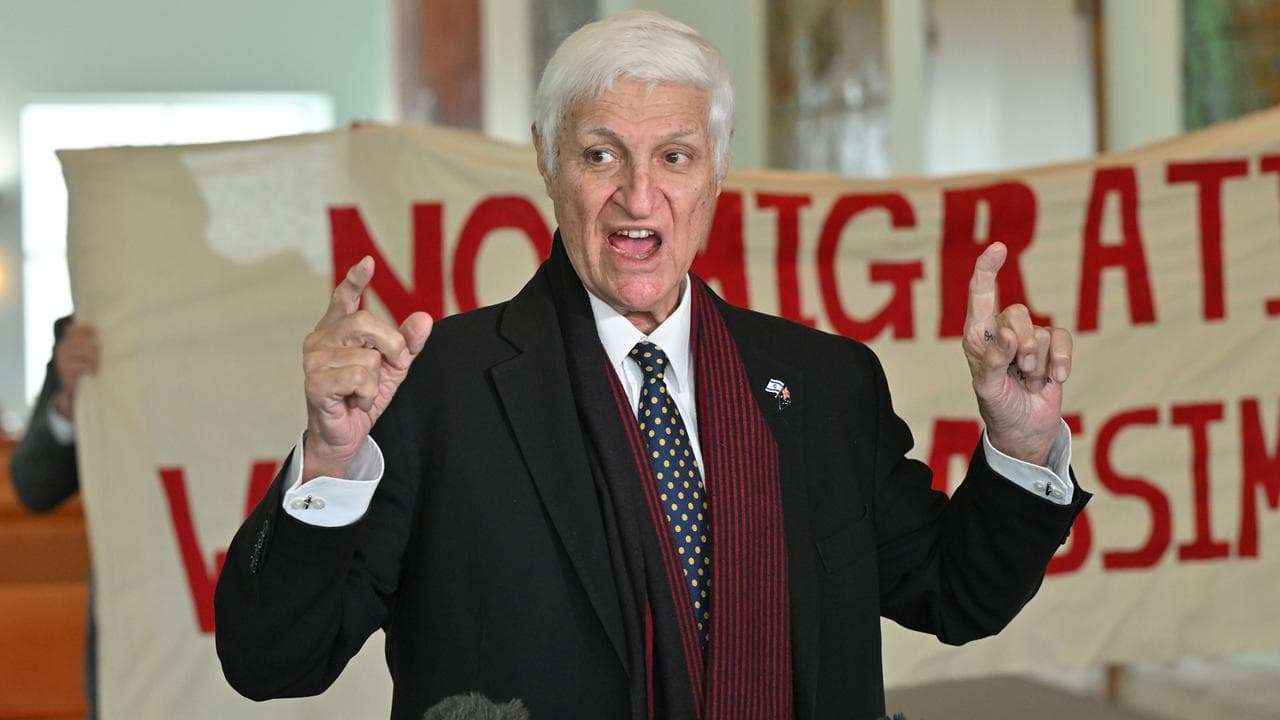 A photo of Bob Katter at a press conference.