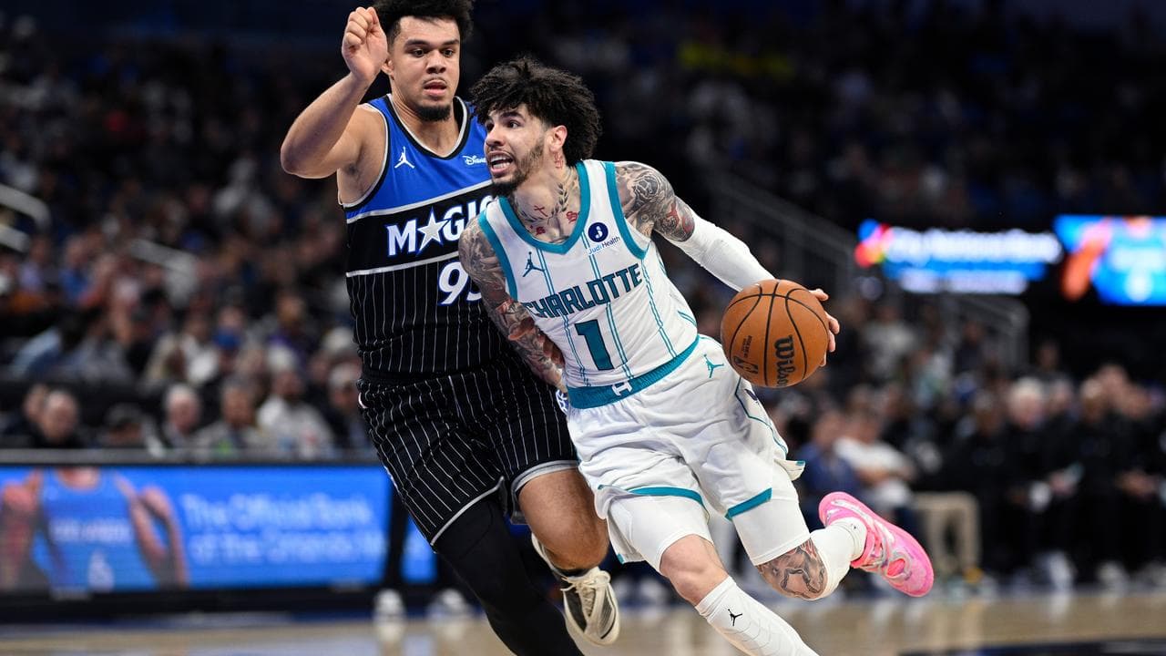 (L-R) Noah Penda and LaMelo Ball.