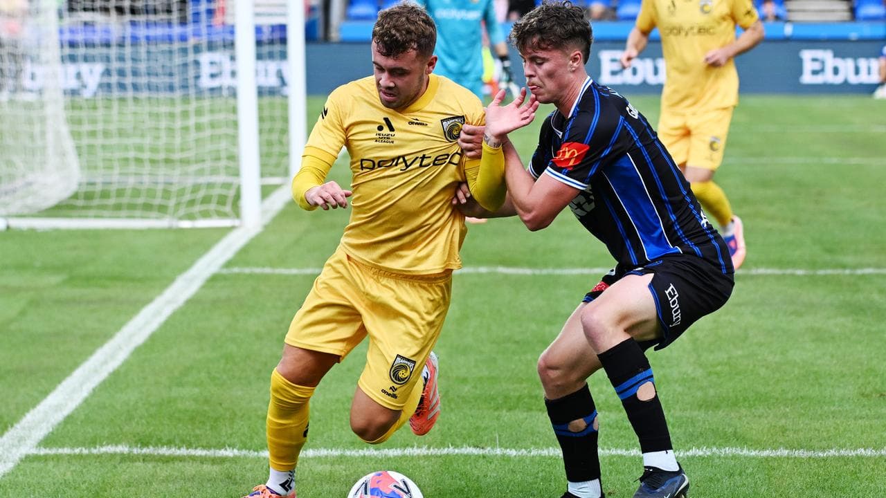 Central Coast's Alfie McCalmont and Auckland's Jake Girdwood-Reich