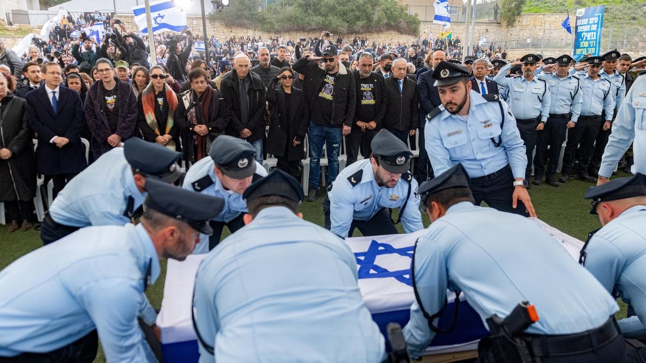 Pallbearers from the Israeli Police