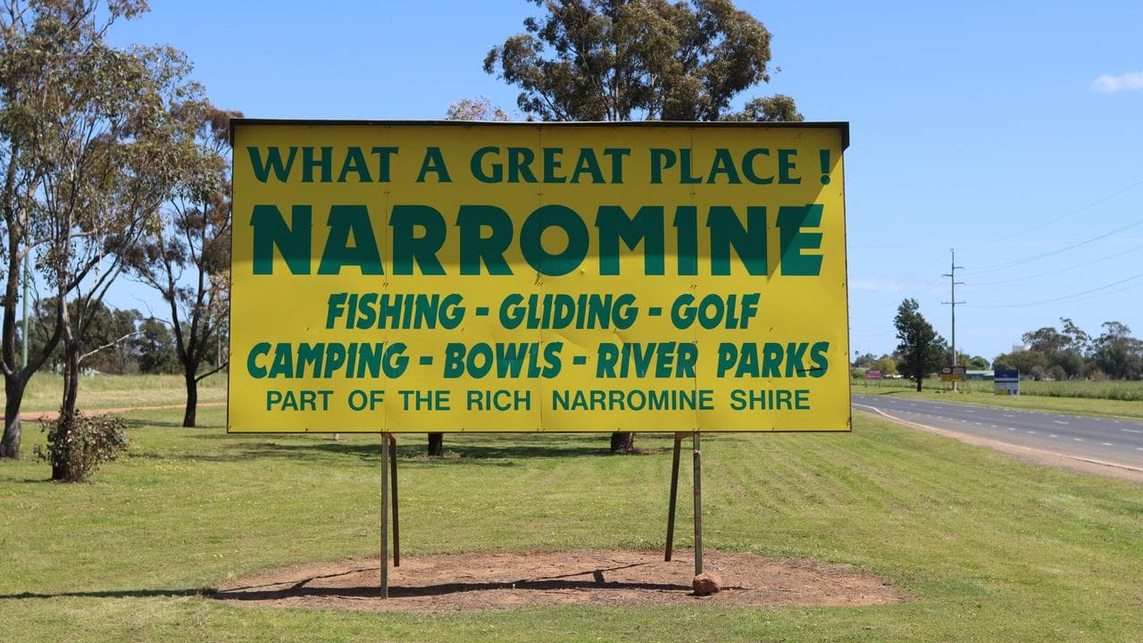 Entry to town of Narromine sign 