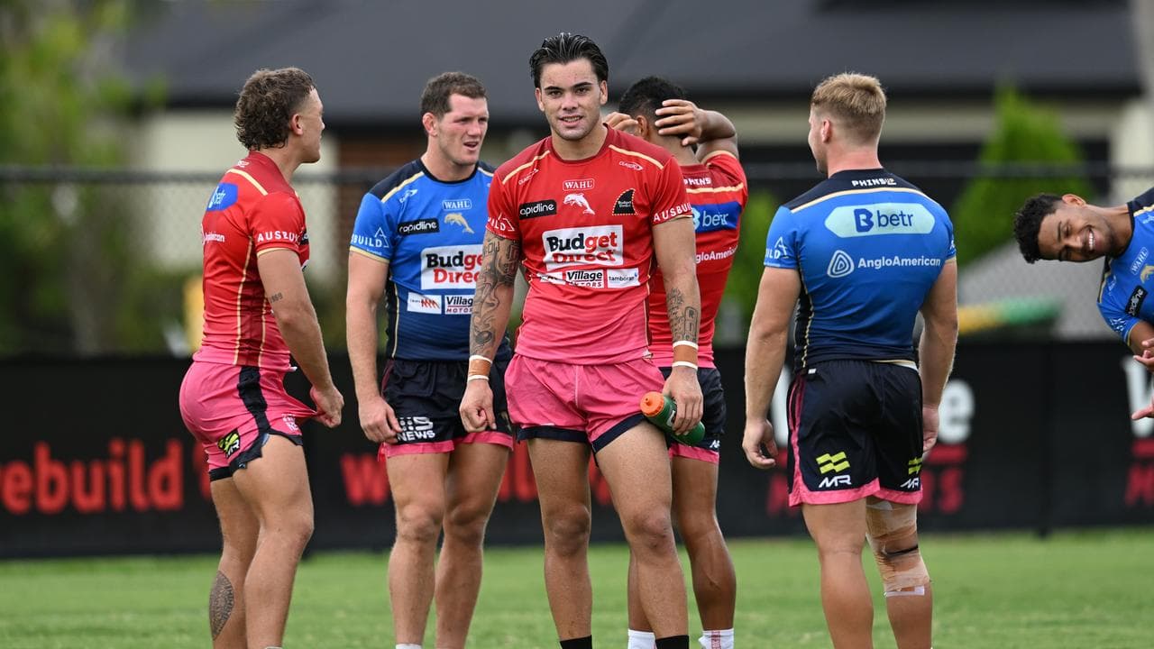 Sebastian Su'a (centre)