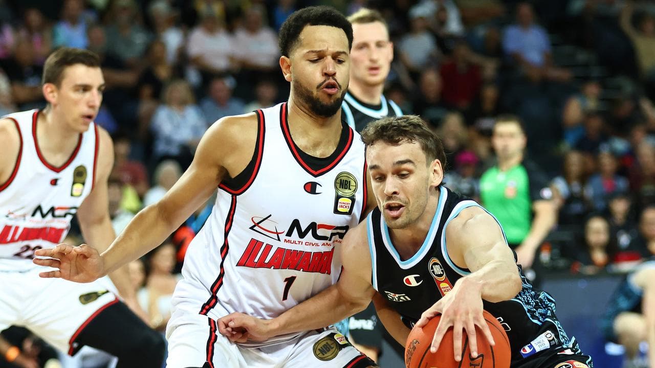 Illawarra's Tyler Harvey tries to make life difficult for Taylor Britt