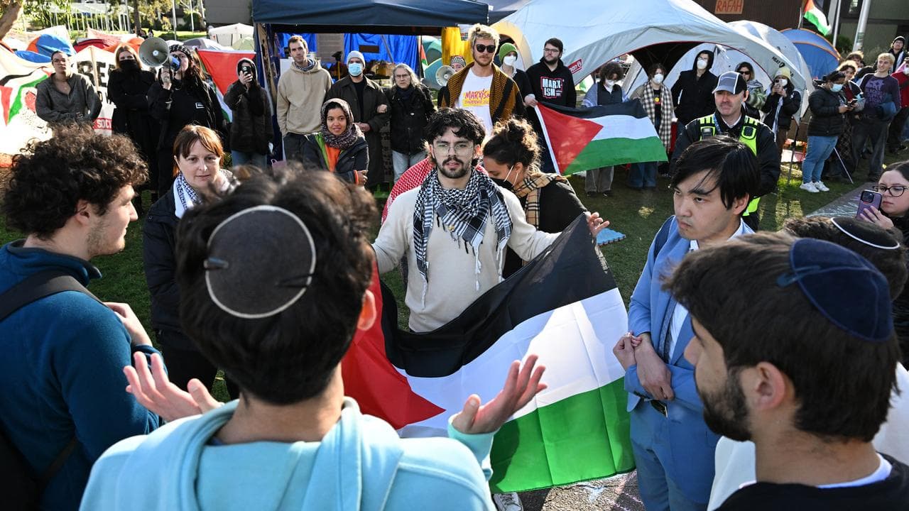 Palestine and Israel supporters at a uni campus (file image)