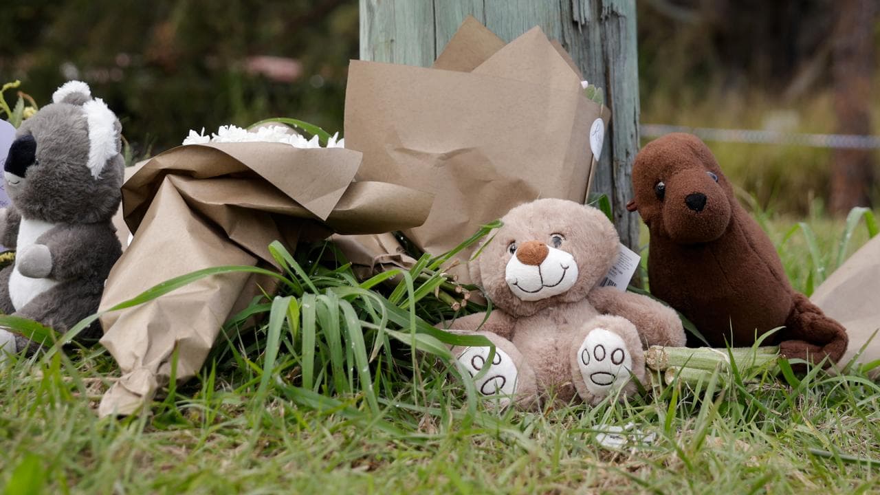 Tributes at Russell Island house fire (file)