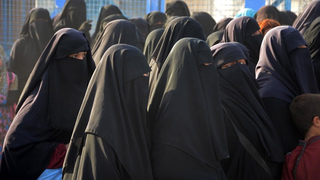 Women in the -Hol camp for refugees in Syria