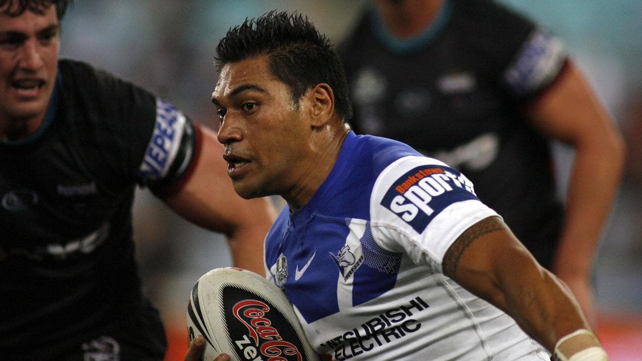 Matt Utai playing for the Bulldogs in 2008