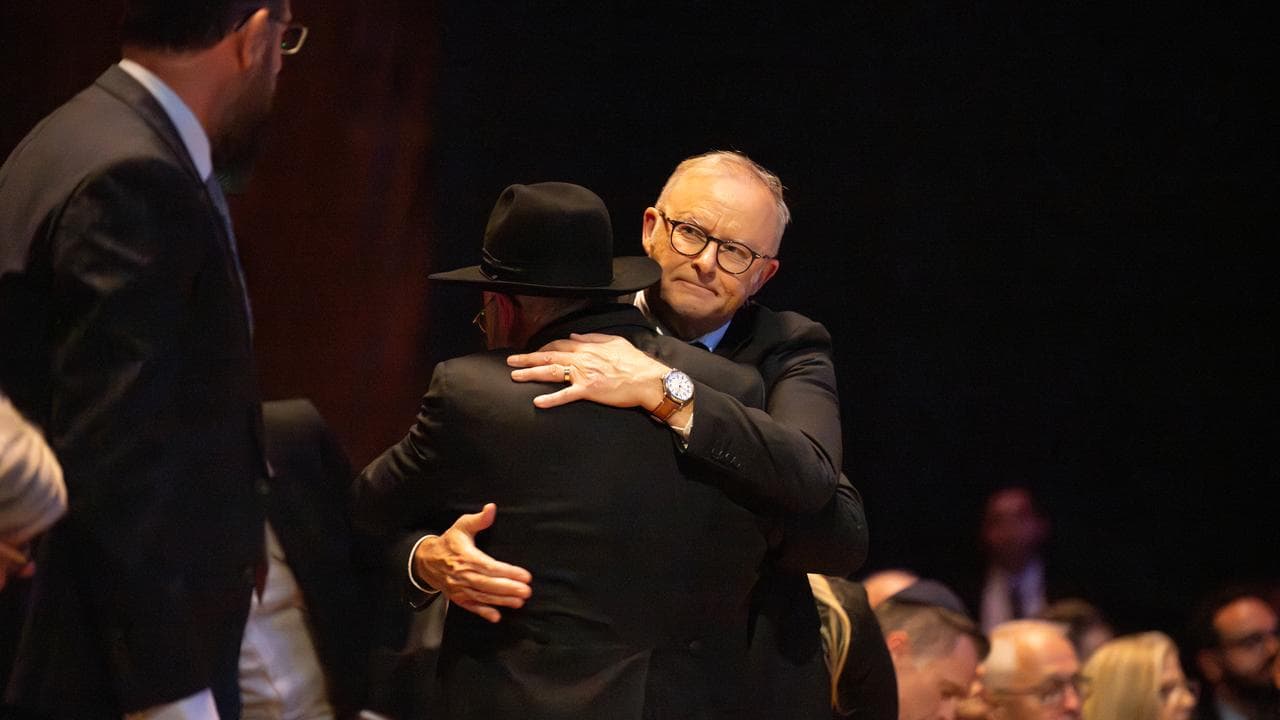 Anthony Albanese hugging a member of the Jewish community