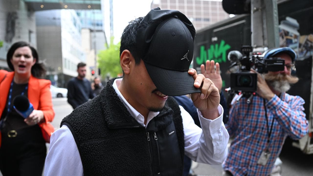 Oscar Diaz Ysuiza (centre) 