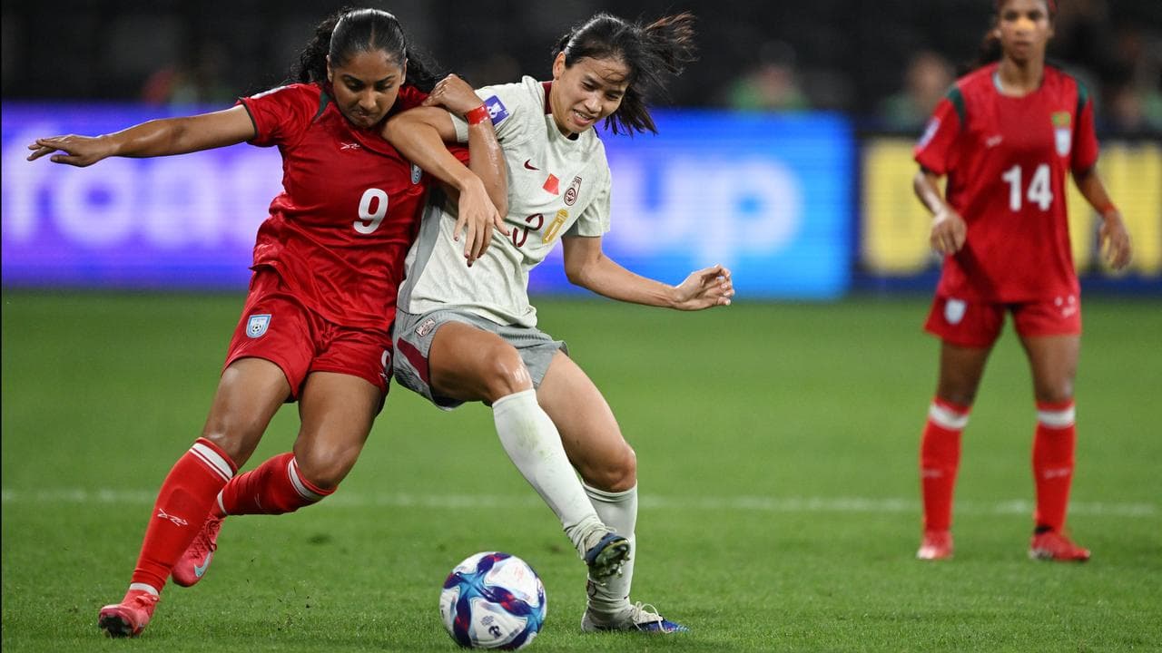 Rania Sidiqi Anika of Bangladesh tussles with China's Chen Qiaozhu.