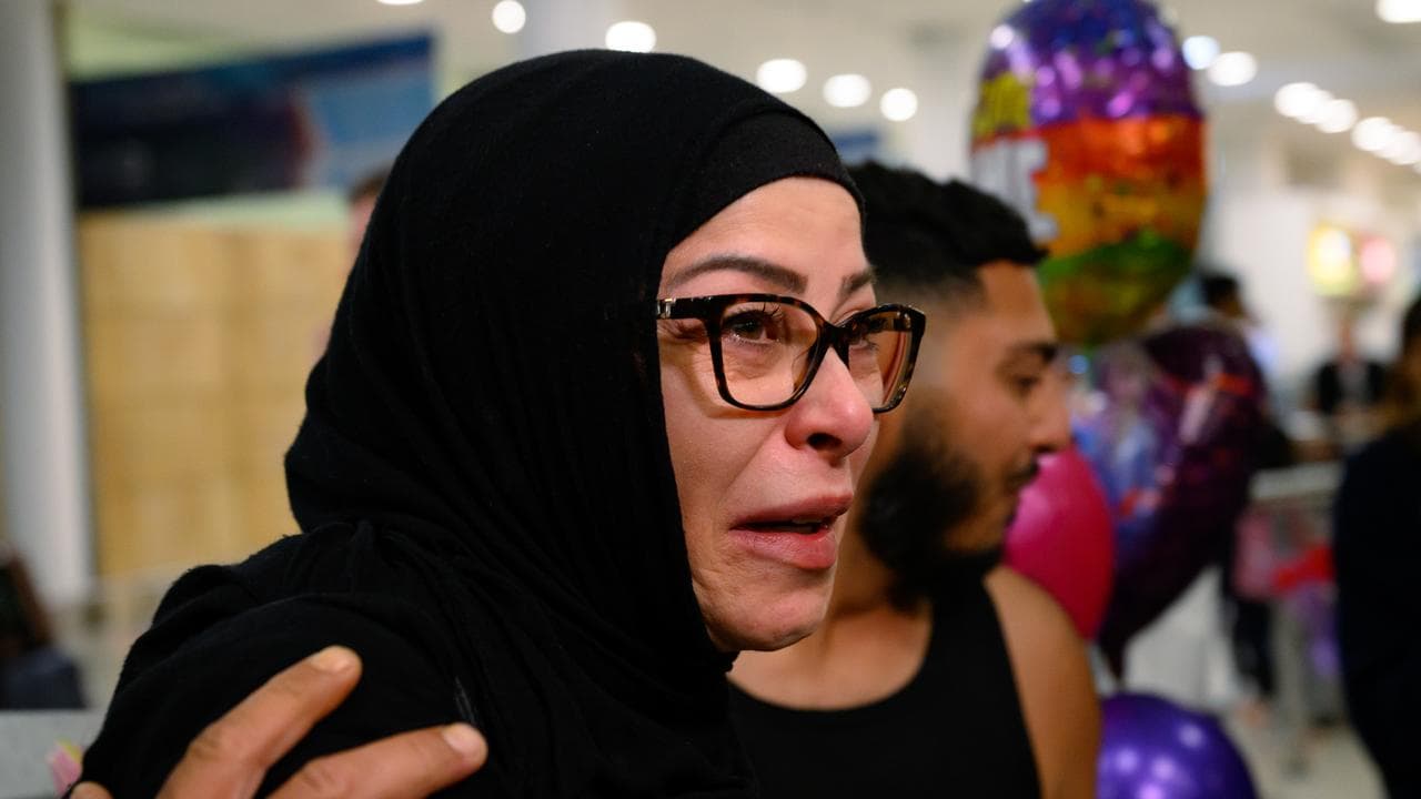 Passangers from Dubai arrive at Sydney International Airport