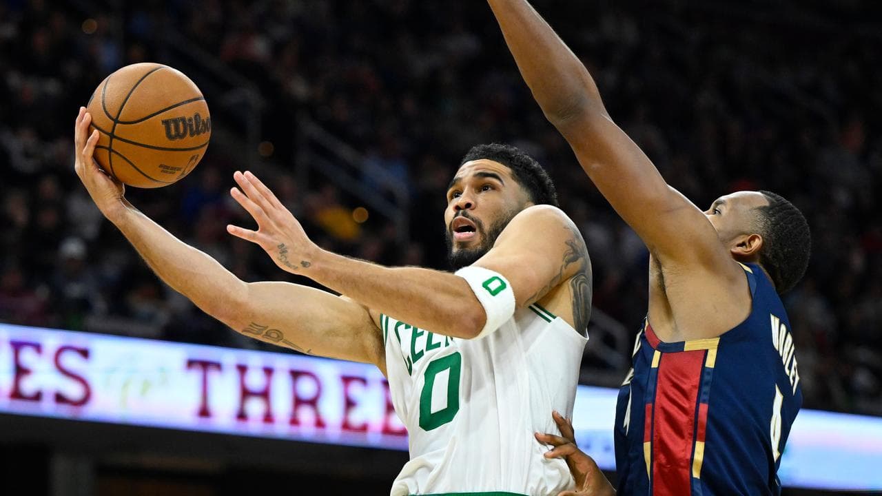 (L-R) Jayson Tatum and Evan Mobley.