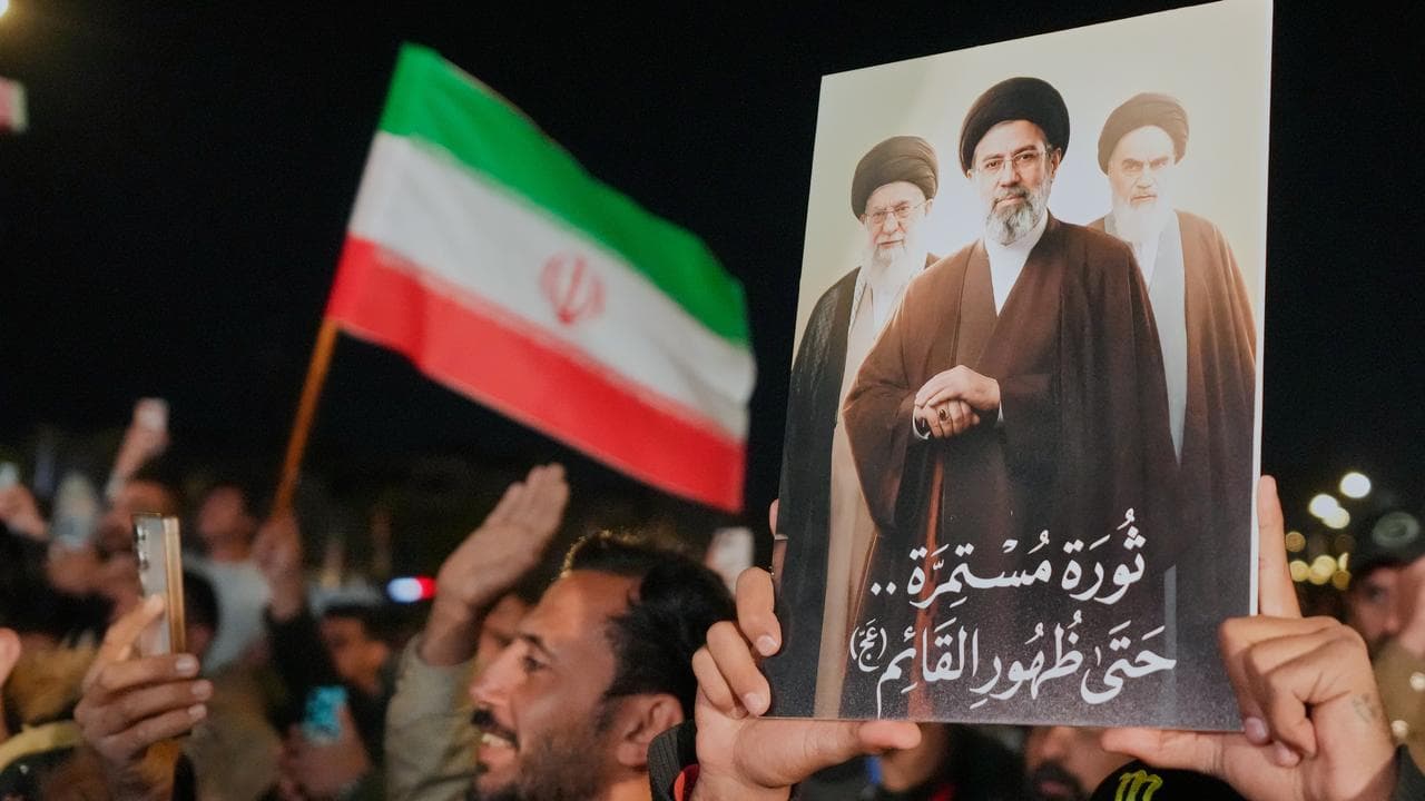 Pro-Iranian government protesters with a picture of Iran's leaders