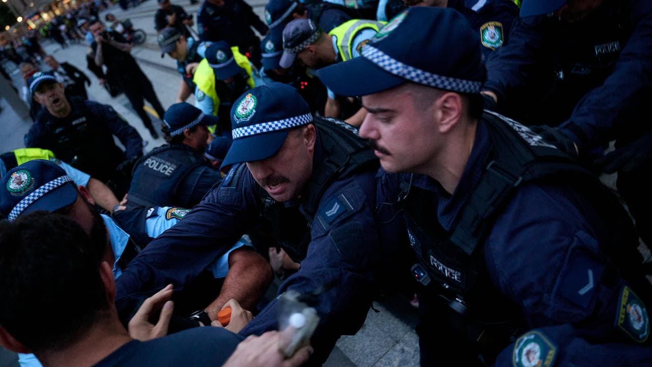 Police clash with protesters at Sydney Town Hall