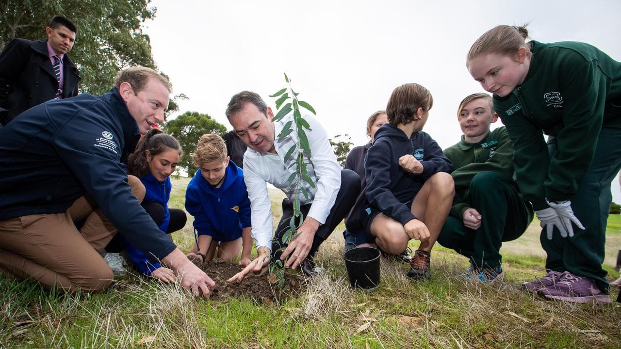 David Spears (left) and SA Premier Steven Marshall (centre)