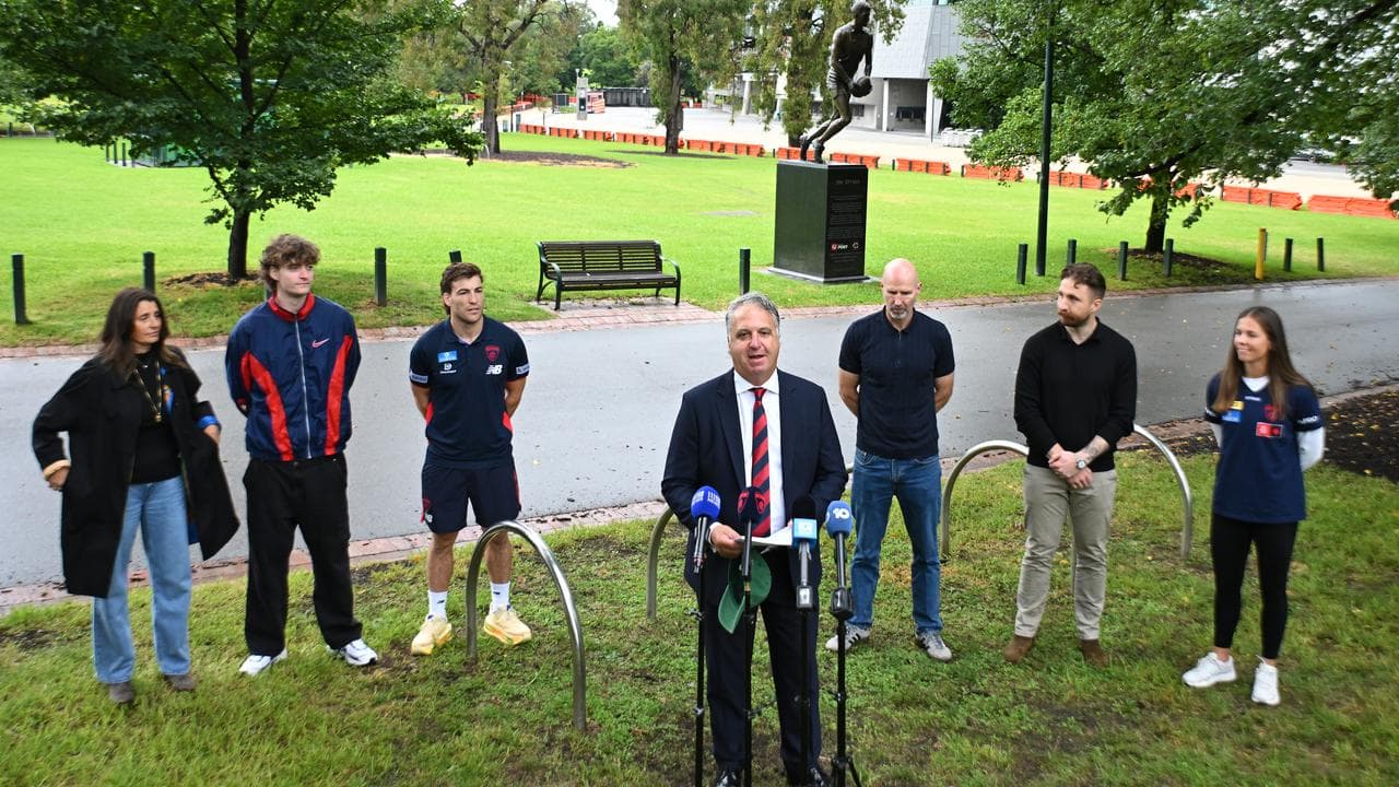 Melbourne CEO Paul Guerra (centre)