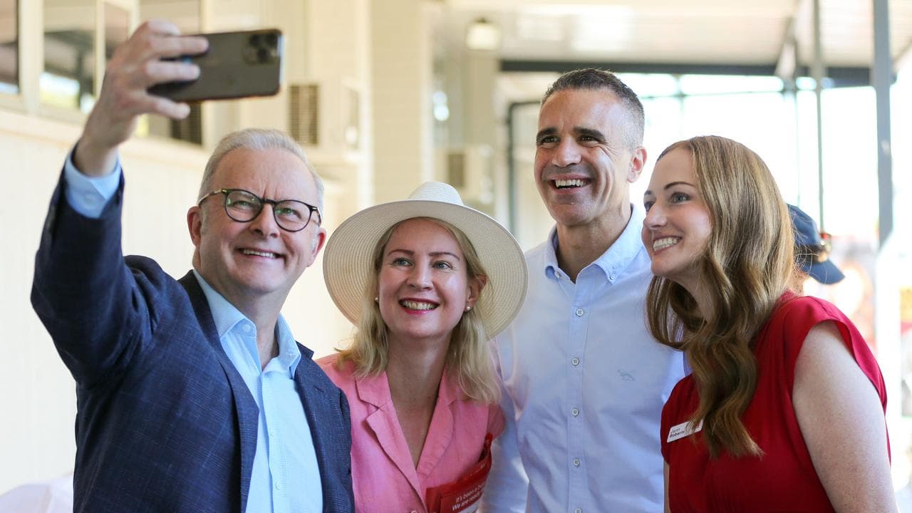 Anthony Albanese takes a selfie with Peter Malinauskas (file image)