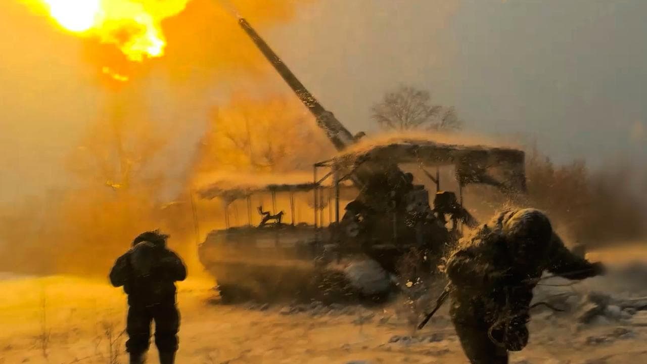 Russian soldiers in Ukraine fire towards Ukrainian positions