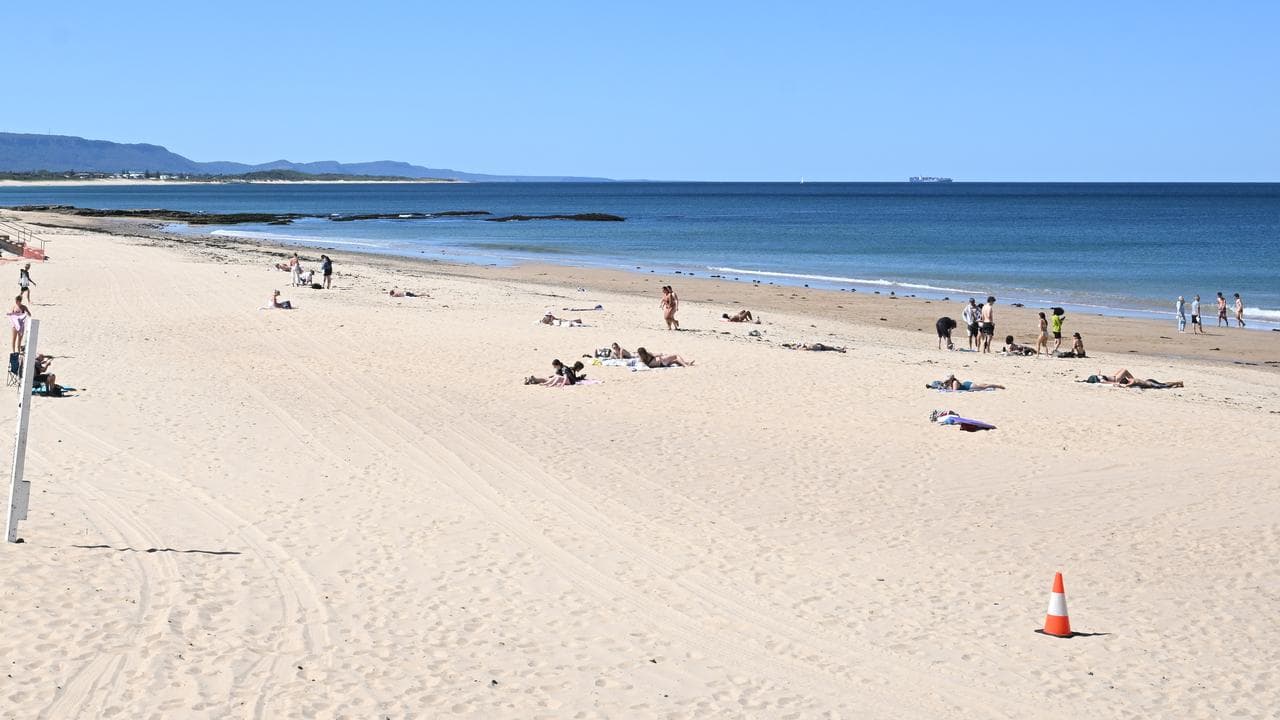 North Wollongong Beach scene (file)