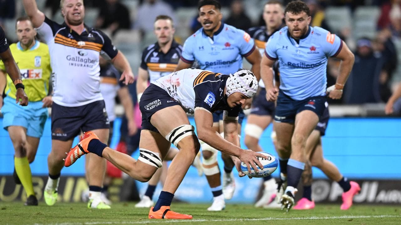 Lachie Shaw scores a try for the Brumbies