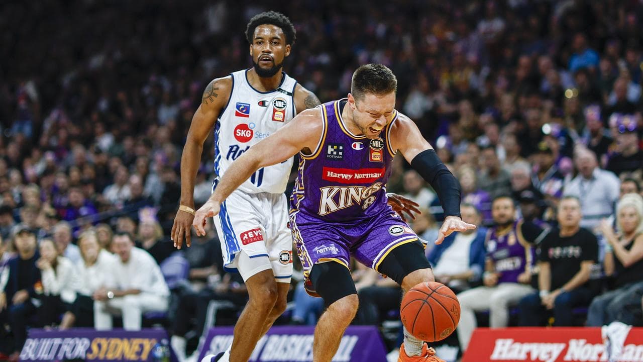 (L-R) Bryce Cotton and Matthew Dellavedova.