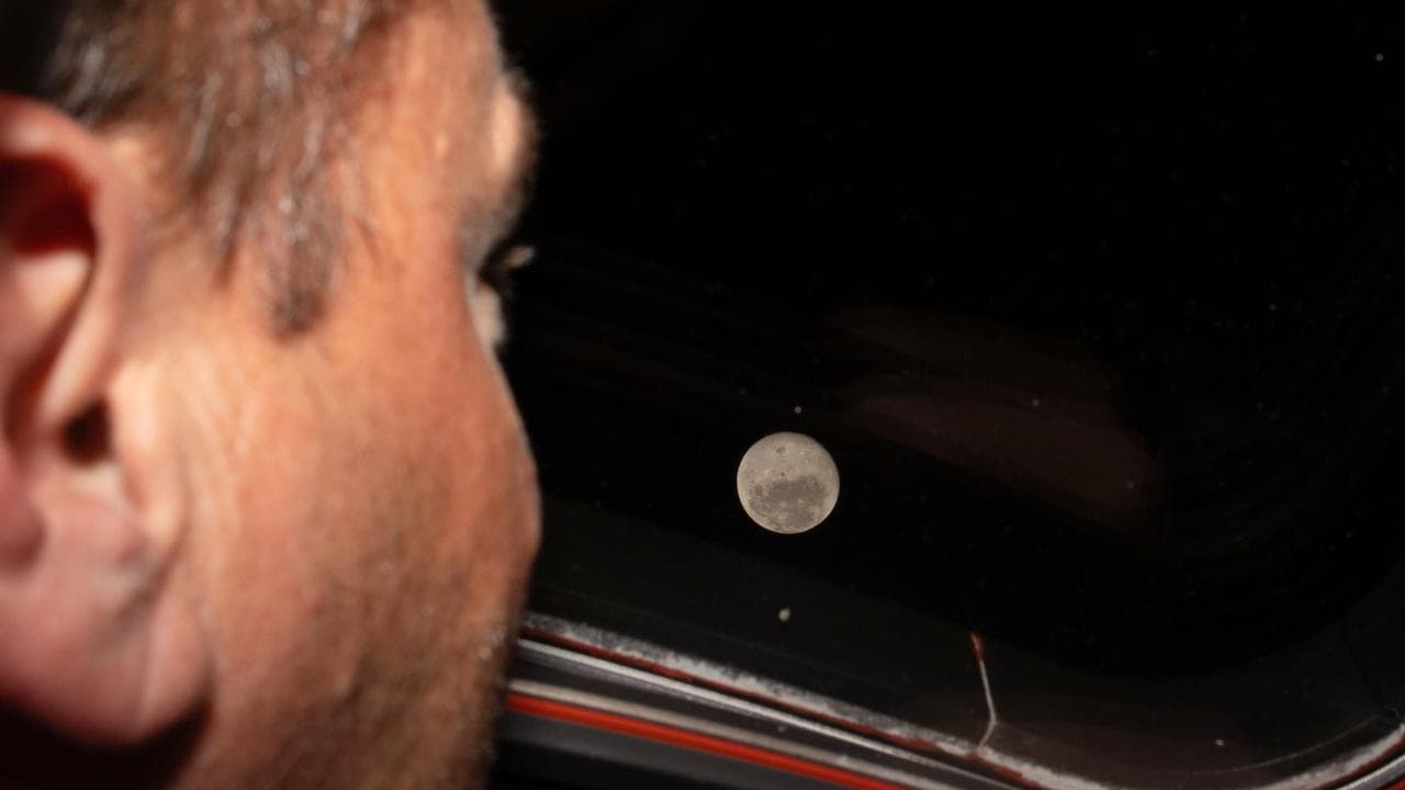 Reid Wiseman looks at the moon 