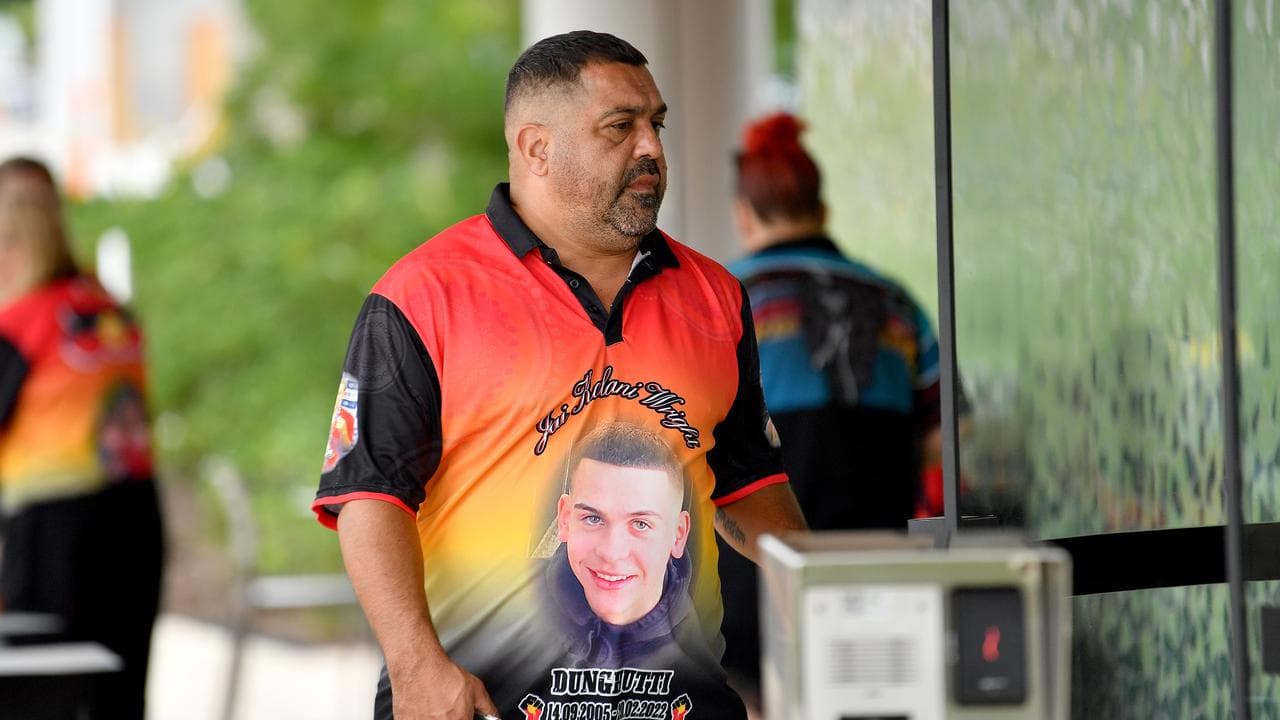 Lachlan Wright wears shirt with son's image (file)