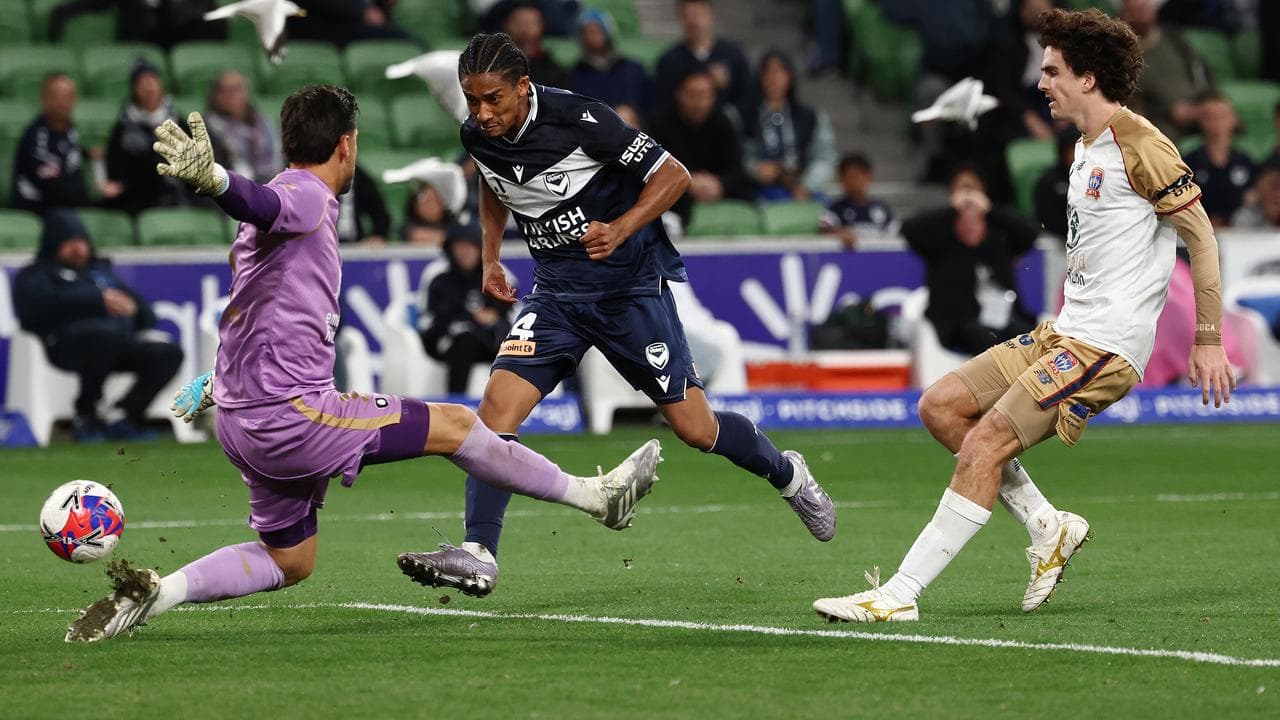 Charles Nduka of Melbourne Victory shoots