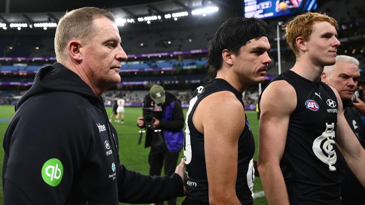 Carlton coach Michael Voss and Elijah Hollands