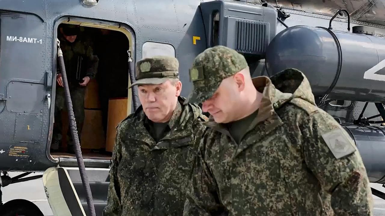 Valery Gerasimov (L)