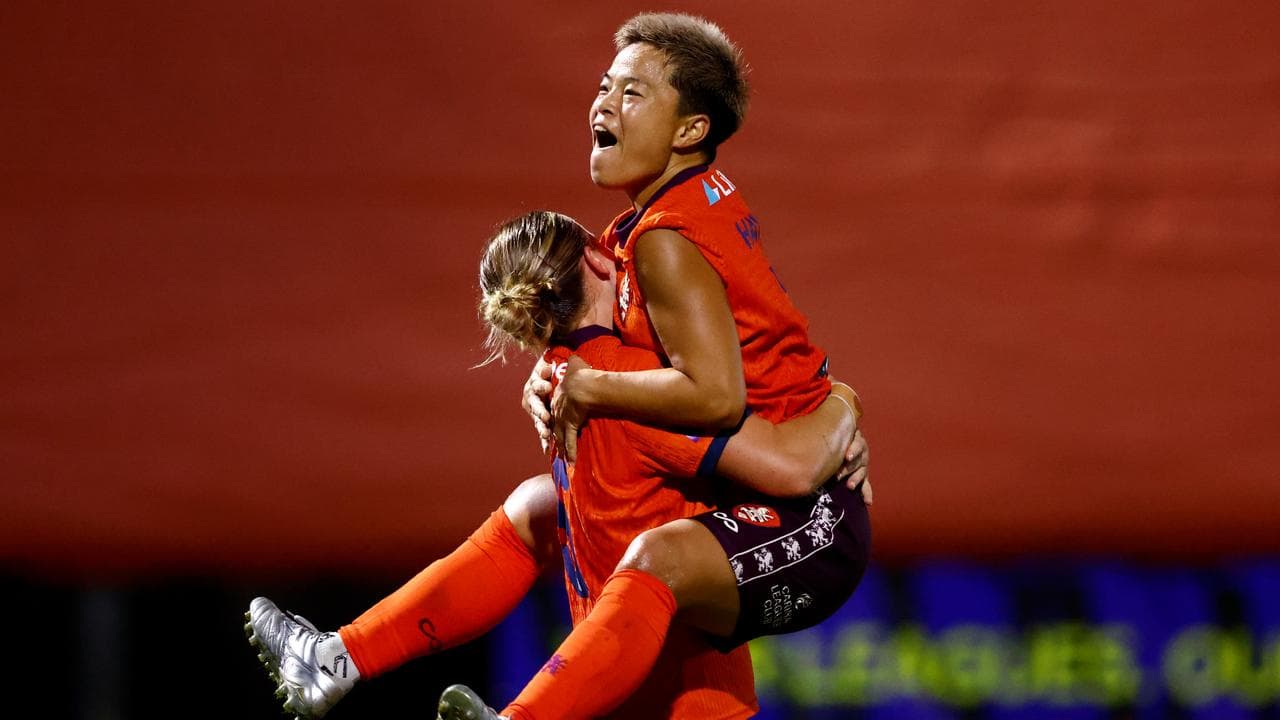 Aimee Medwin congratulated by Momo Hayashi.